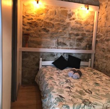 Chambre atypique dans une cave voutée avec petit déjeuner