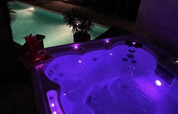 Chambre au calme avec spa privatif gratuit sud aveyron les palmiers des causses