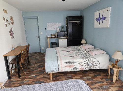 Chambre avec 2 lits double, douche et WC privés - Accès autonome - Parking