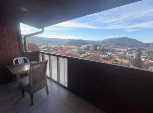 Chambre avec balcon offrant une vue magnifique
