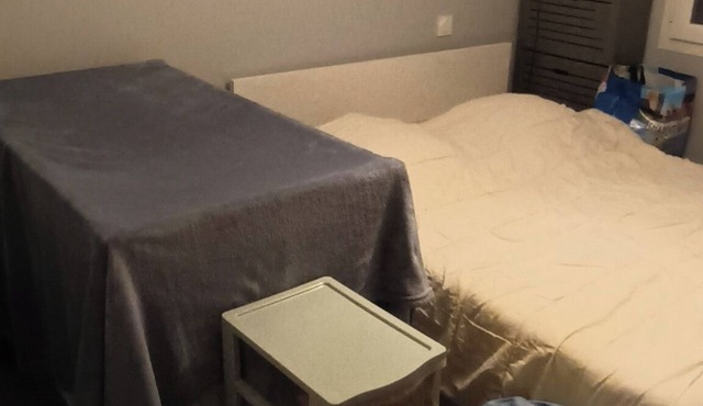 Chambre Avec lit 2 Personnes, Lit, Chaise Haute et Baignoire Bébé Fournis