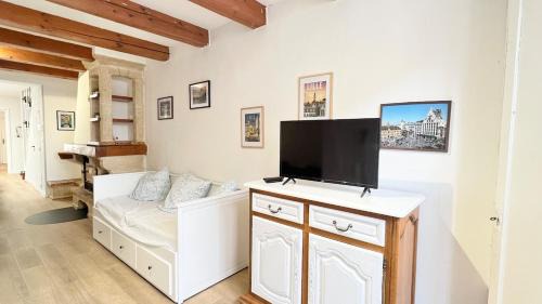 Chambre avec lit double confortable à Croix