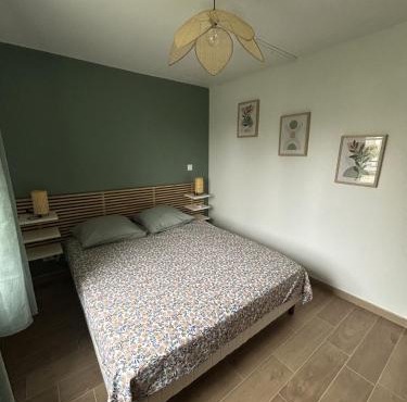 chambre avec salle de bain et coin kitchenette