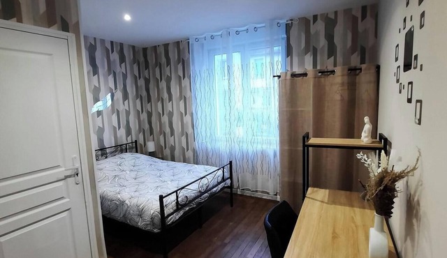 Chambre Avec Salle de Bain 2. Idéale Pour un Séjour Économique Tout Confort