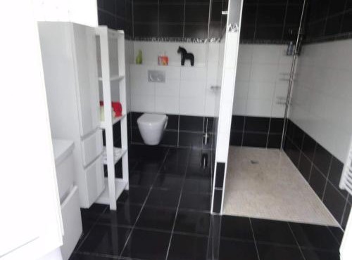 chambre avec salle de bain privatisée avec petit déjeuner compris