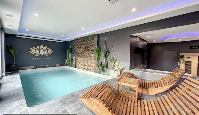 Chambre avec spa, piscine et sauna privatif