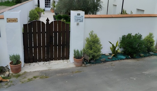 Chambre Bleue Guest Room with Shared Garden, Wi-Fi and Air Conditioning