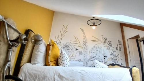 Chambre calme avec vue sur le jardin, idéale pour une pause nature proche du centre de Chartres