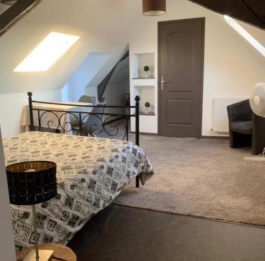 Chambre chaleureuse avec accès indépendant et sanitaires indépendants