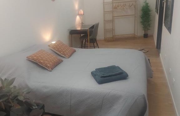 Chambre confortable et indépendante - Proche aéroport, Lyon et la Plaine de l'Ain