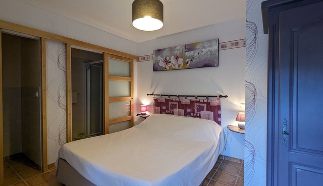 Chambre cosy avec accès privé, grand terrain, activités familiales et parking sécurisé en Berry