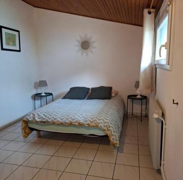 Chambre cosy et salle d'eau dans maison Mérignac Arlac