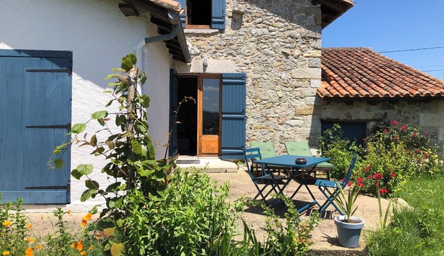 Chambre d'hôtes la Floralie, overlooking the garden and fields!