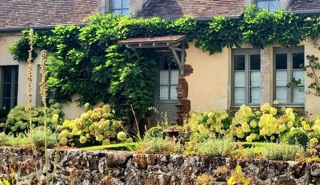 Chambre D'hôte de Charme Dans le Bourg Classé de La Perrière. Vue Panoramique