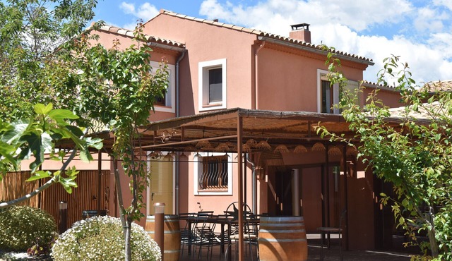 Chambre d'hôtes with swimming pool, jacuzzi, sauna and working in the vineyards