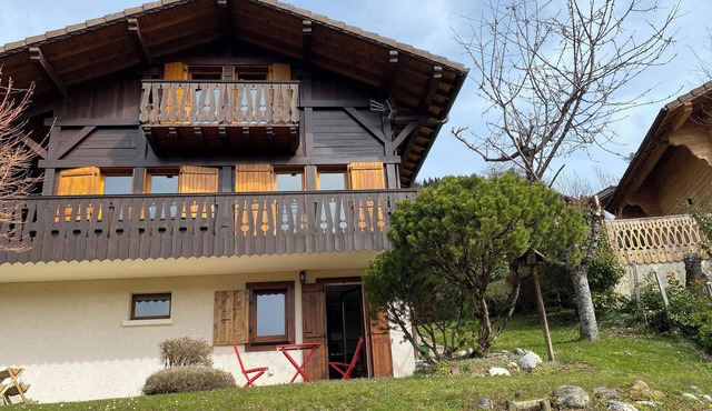 Chambre d'hôte overlooking the Grand Massif in a mountain chalet 900m above sea level