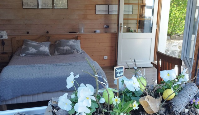 Chambre d'hôtes bachole, separate entrance from chalet, access to kitchen