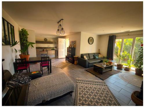 Chambre dans grande maison paisible