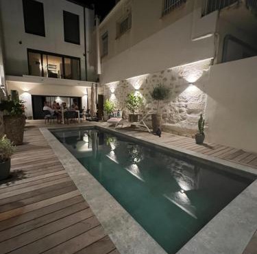 Chambre dans maison de ville avec piscine et garage en centre ville