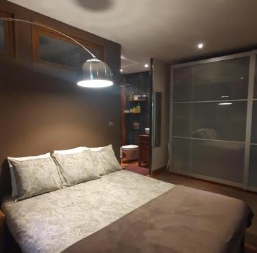 Chambre double accueillante avec douche privative