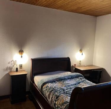 Chambre en bois dans une ancienne bâtisse