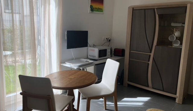 Chambre et Pièce de vie Indépendantes en rez de Jardin . Proche Nancy-thermal