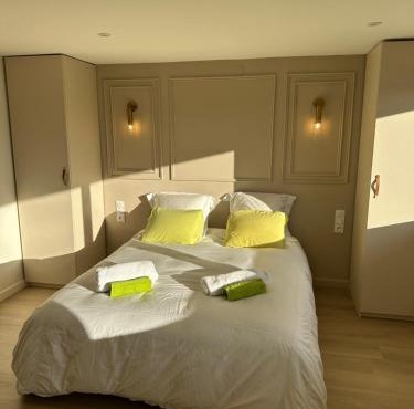 Chambre et salle de bain avec son entrée privative