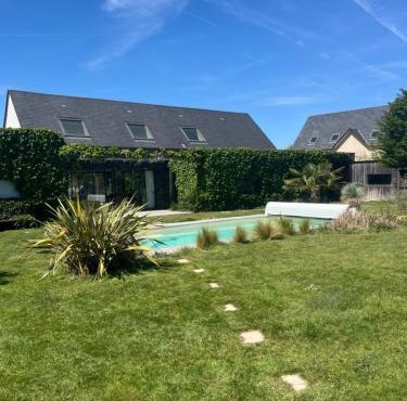 Chambre privée avec salle de bain, piscine, proche Angers