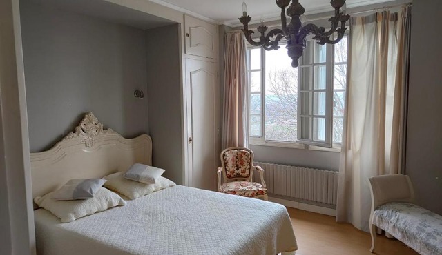 Chambre grise dans une demeure du 16ème à Saumur comprenant cuisine équipée