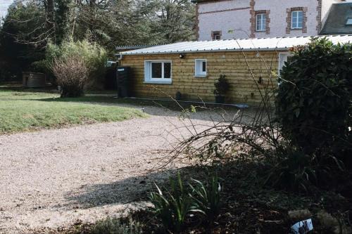 Chambre indépendante avec salle de bain et toilettes