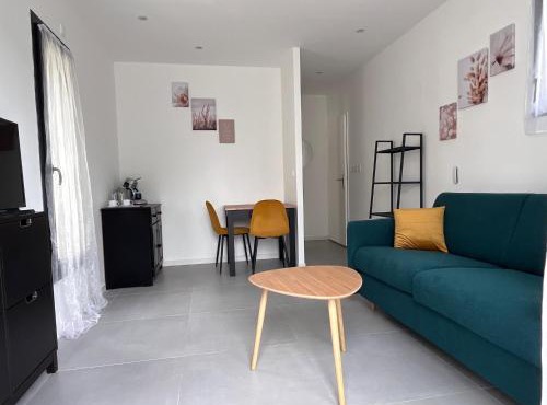 Chambre indépendante RDC avec SdB, WC et parking