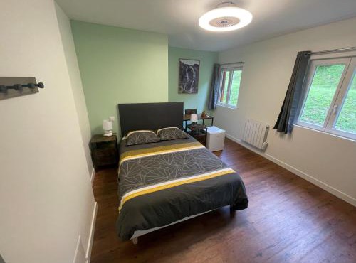 Chambre L Écureuil Calme literie hôtelière et accès jacuzzi-Etablissement les gîtes de la perle de Vouglans-