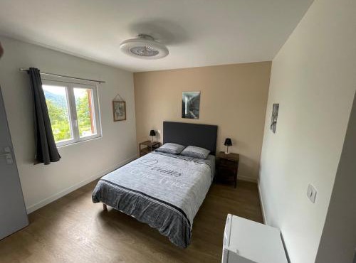 Chambre Le Faucon Chambre cosy calme et jacuzzi-Etablissement les gîtes de la perle de Vouglans-