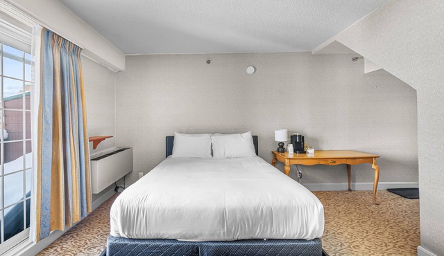 Chambre Lit Queen avec balcon 01