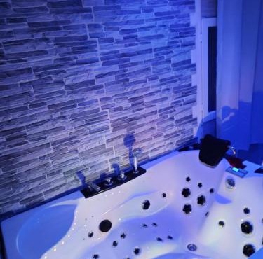 Chambre meublée indépendante, jacuzzi dans la chambre à 60110 Amblainville près de Paris