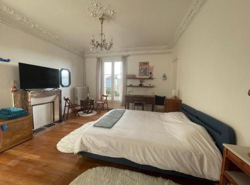 Chambre paisible face aux thermes-ch1