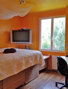 Chambre pour une personne, avec accès à la cuisine, et au jardin calme