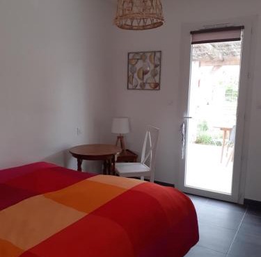 Chambre privée au coeur d'une pinède dans un quartier résidentiel