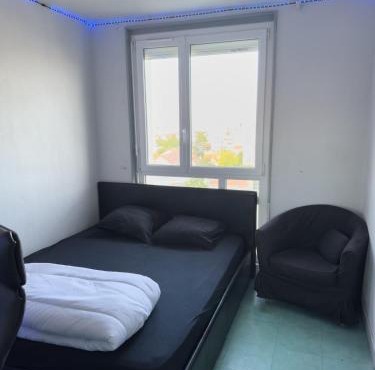 Chambre privée avec lit king-size dans un appartement partagé à 5 min du métro 7 à Paris Orly