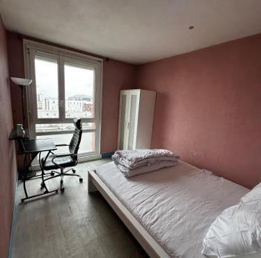 Chambre privée avec lit king-size dans un appartement partagé à 5 min du métro 7 à Paris Orly