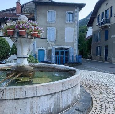 Chambre privée dans maison de village