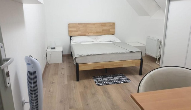 Chambre privative avec ventilateur portable