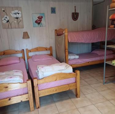 chambre quadruple dans ferme provençale