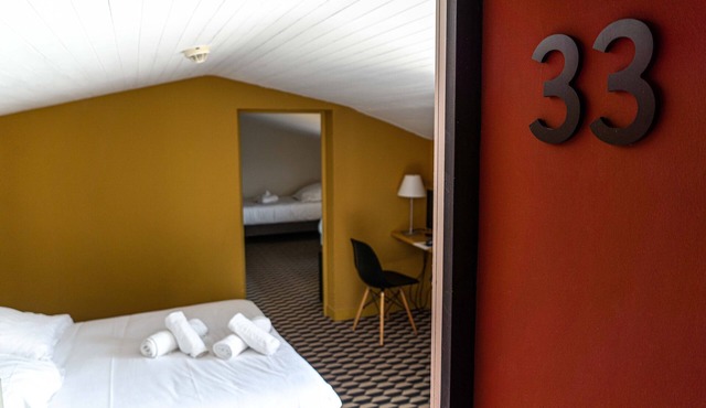 Chambre Quadruple Mansardée Avec Terrasse au Sein de L'hôtel La Maison des Ocres