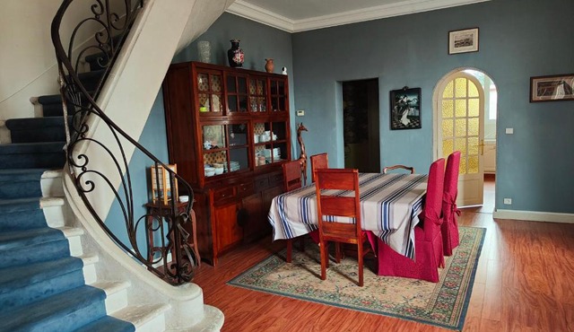 Chambre rouge dans une très belle demeure du 16ème à Saumur comprenant cuisine équipée