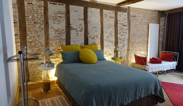 Chambre rouge-Double room-Deluxe-Private Bathroom-Courtyard view