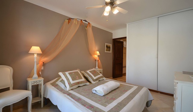 "Chambre Saumon" Apartment with Shared Pool, Wi-Fi, and Air Conditioning