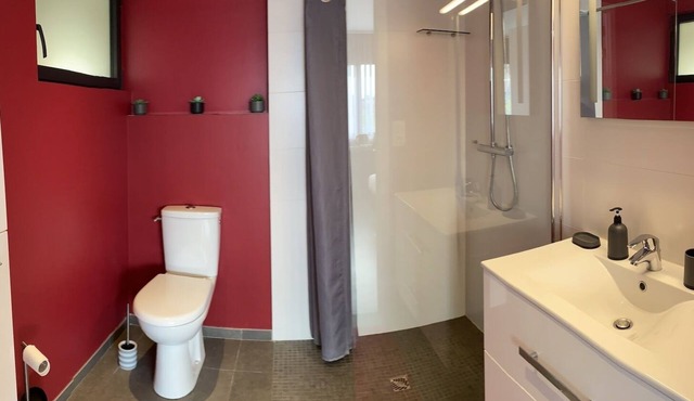 Chambre, sdd - wc, 24 m2, Accès Indépendant D'une Maison sur un Golf/PKG Fermé