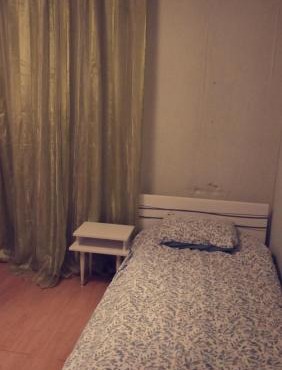 Chambre simple dans une maison