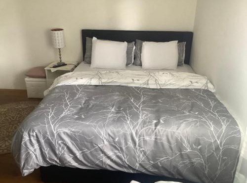 Chambre spacieuse et confortable avec écran plat